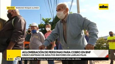 Aglomeración de adultos mayores para cobro en BNF - A la gran 730 - ABC Color