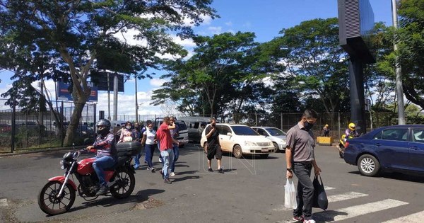 La Nación / Brasileños siguen pasando a Ciudad del Este, pero llegan solo a algunos comercios