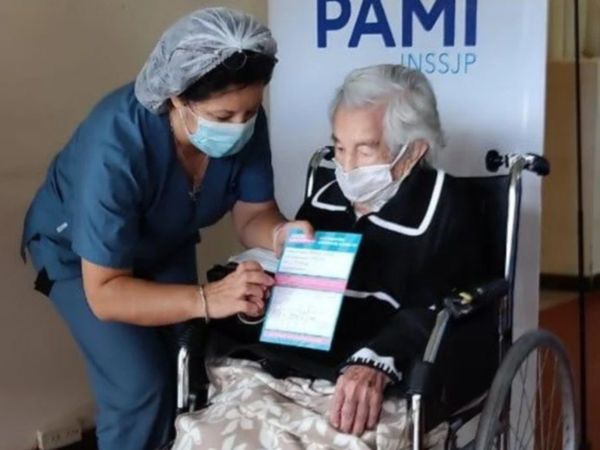 Paraguaya de 113 años que venció al COVID recibió vacuna rusa