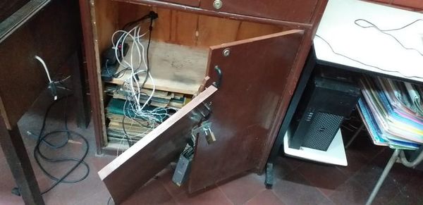 Malvivientes roban y destrozan la Escuela República del Brasil - Nacionales - ABC Color