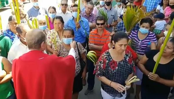 Honduras: Sacerdote arrancó del rostro de dos feligreses el tapabocas por considerarlo una "babosada"