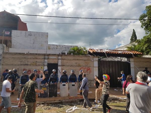 Escrachan a jueza que ordenó prisión para jóvenes por quema de ANR - Nacionales - ABC Color