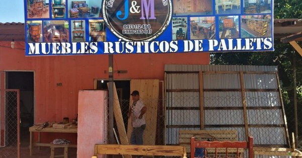 La Nación / Matrimonio fabrica y vende muebles de pallets para comprar prótesis de cadera