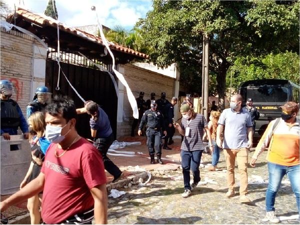Escrachan a jueza en su domicilio por odenar prisión de estudiantes
