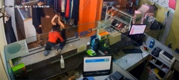¡Terrible! Asaltantes aterrorizan a una señora y a su pequeño sobrino durante un atraco