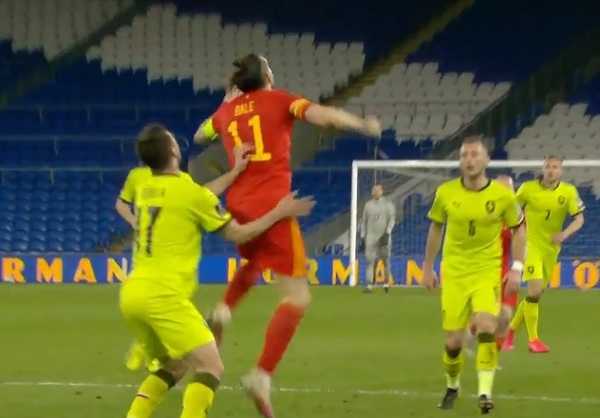 Bale aplica un codazo y celebran en redes