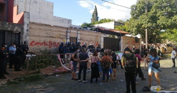 La Nación / Escrachan a jueza que ordenó prisión de jóvenes por vandalismo y quema de la ANR