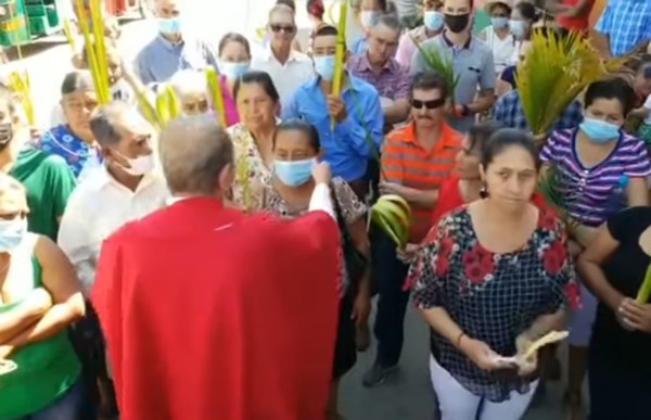 ¡Increible! Sacerdote le quita el tapabocas a una mujer: “Esta babosada no te va a cuidar de la muerte”