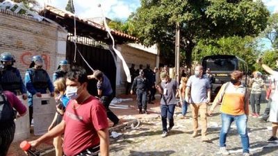 Escrachan a jueza en su domicilio por ordenar prisión de estudiantes