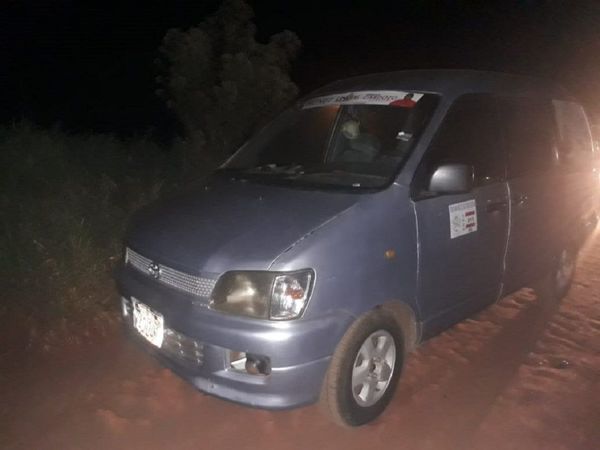 Hallan camioneta que fue robada por desconocidos con arma y placa policial