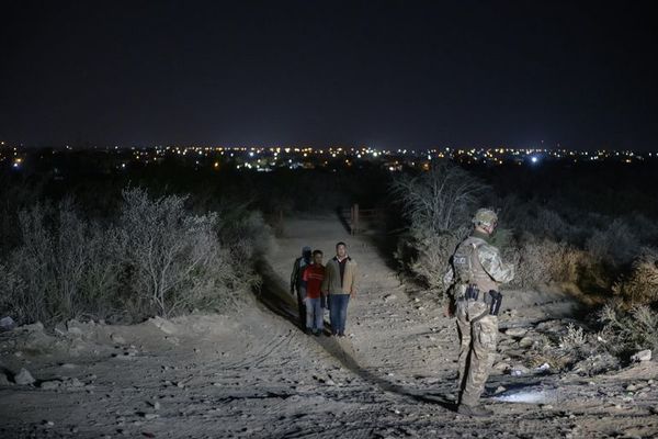 Dos niñas ecuatorianas fueron lanzadas hacia EE.UU. desde lo alto de valla fronteriza con México - Mundo - ABC Color