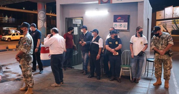La Nación / Allanamiento en Aduanas de CDE: imputan a 9 personas por soborno y contrabando
