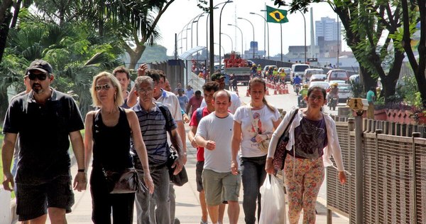 La Nación / Confianza del consumidor brasileño tiende a bajar por las restricciones