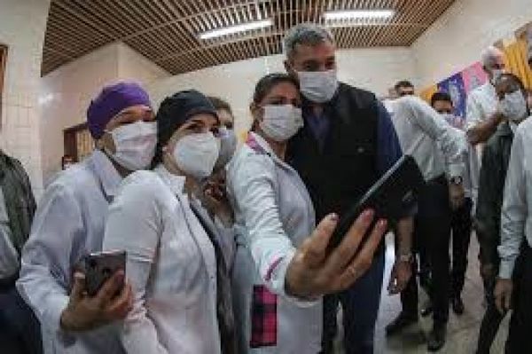 Marito instala pabellón y enfermos Covid mendigan por medicamentos