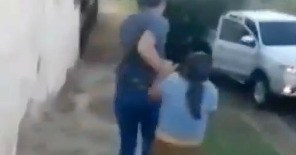 La Nación / (Video) Vecinos salvan a mujer de ser llevada por su expareja alcoholizado y con restricción de contacto