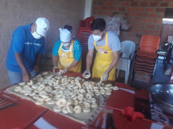 Amigos se unen para repartir chipas a familias vulnerables de Misiones