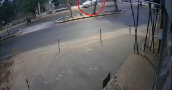 La Nación / Otorgan arresto domiciliario a conductora que atropelló y mató a joven madre en parada de bus
