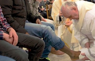 La razón por la que el Papa renunció al lavado de pies del Jueves Santo