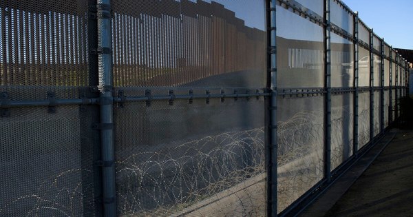 La Nación / Condenan “abandono” de niñas lanzadas hacia EEUU desde valla fronteriza