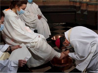 Notre Dame celebra el lavatorio del Jueves Santo sin público y en obras