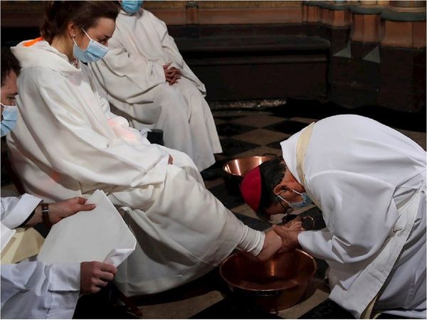 Notre Dame celebra el lavatorio del Jueves Santo sin público y en obras