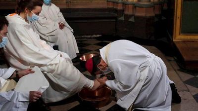 Notre Dame celebra el lavatorio del Jueves Santo sin público y en obras