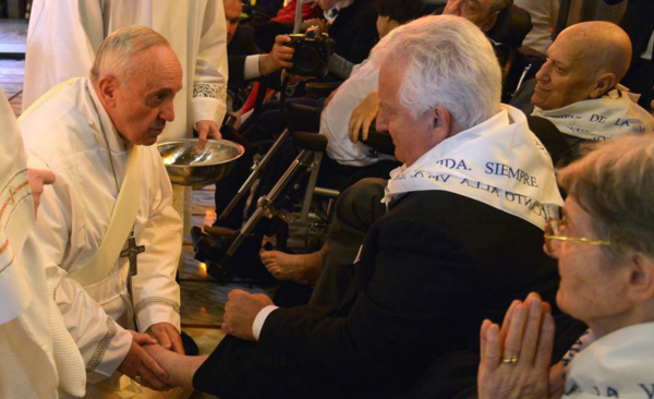 Diario HOY | Dolores en el nervio ciático lo obligan a suspender lavado de pies al Papa