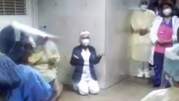 Personal médico de un hospital venezolano se arrodilla para rezar contra el COVID-19 | Ñanduti