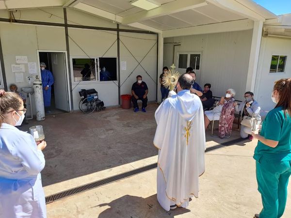 Sacerdote, acompañado del Santísimo, visita a pacientes y personal sanitario del Hospital Nacional - Nacionales - ABC Color