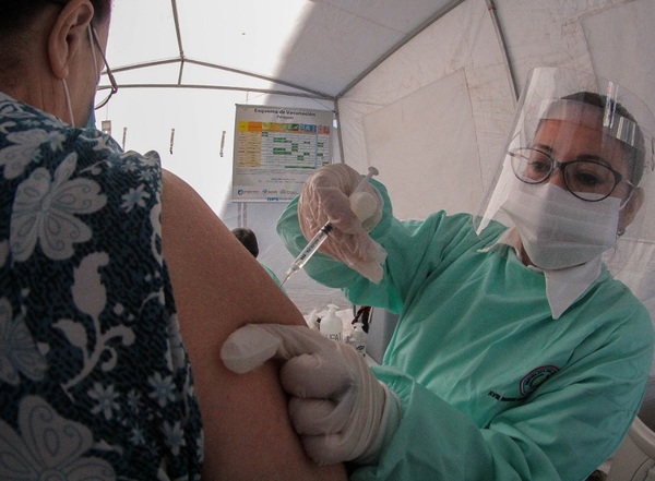 «Vacunas no serán suficientes si no se cumplen medidas  sanitarias» advierten especialistas | OnLivePy