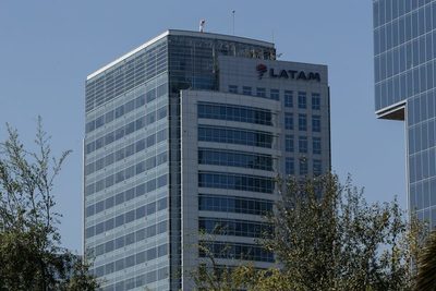 Latam cancelará la mayoría de sus vuelos tras el cierre de fronteras en Chile - MarketData