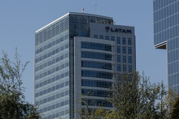Latam cancelará la mayoría de sus vuelos tras el cierre de fronteras en Chile - MarketData