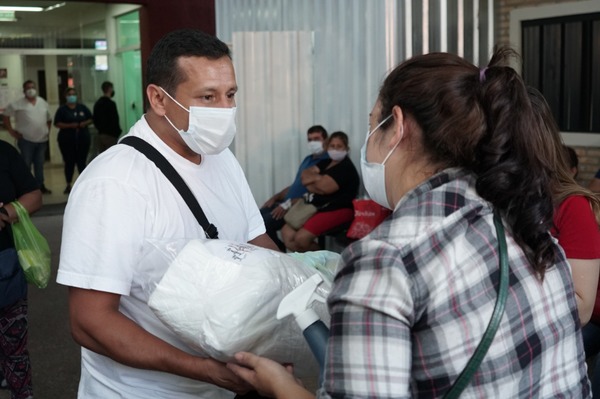 Llevan alimentos, insumos médicos y mucho más a familiares de afectados por covid-19