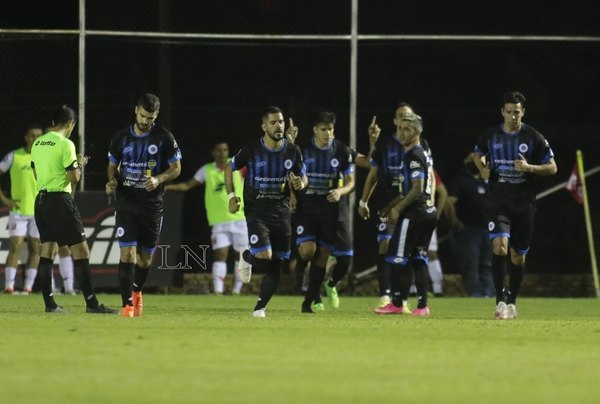 Enorme triunfo del 12 de Octubre ante un River que no levanta cabeza