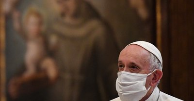 La Nación / El papa celebra una misa con un cardenal al que destituyó