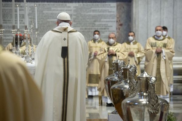 El papa celebra la misa de Jueves Santo en la capilla del cardenal que destituyó - Mundo - ABC Color