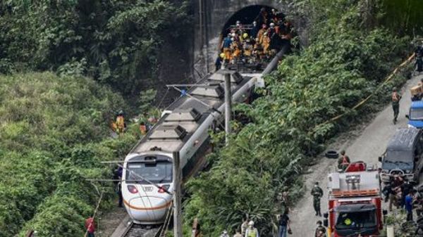 Tragedia en Taiwán: al menos 48 personas murieron tras el descarrilamiento de un tren