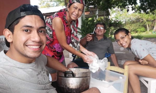 Periodista alegra a su abuelo cantándole “Guavira poty” (video)