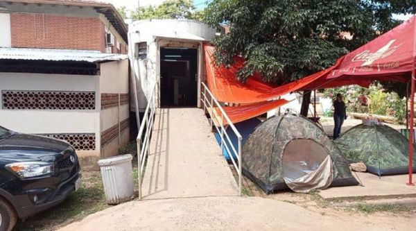 Familiares aguardan en cámping y camas de Terapia están saturadas