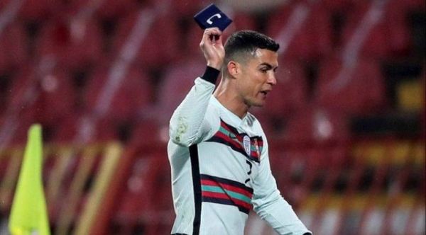 Un brazalete tirado al césped por Ronaldo se vende en Serbia por 64.000 euros