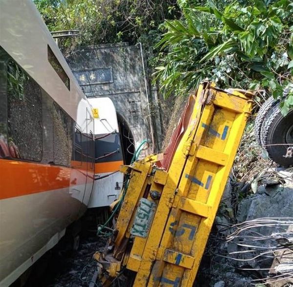 Decenas de muertos y heridos al descarrilarse un tren en un túnel en Taiwán