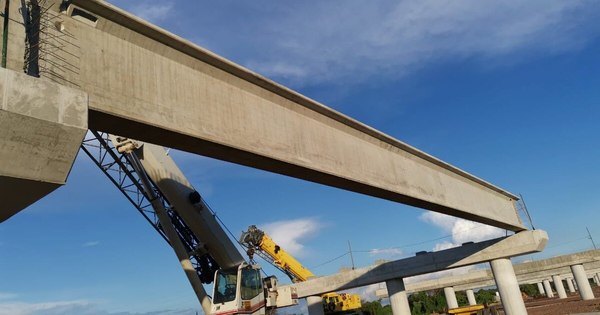 La Nación / Comenzaron a cargar los primeros pilotes en el lecho del río para el puente Chaco’i