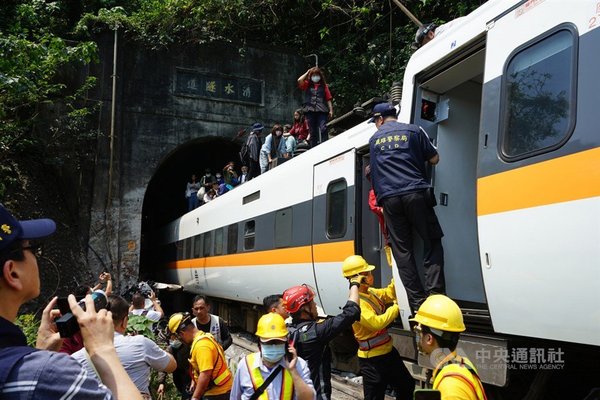 Tragedia en Taiwán: Más de 50 personas mueren por descarrilamiento de tren | Noticias Paraguay