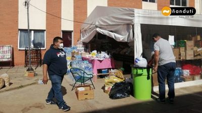 Ciudadanos solidarios donan víveres para familiares de pacientes con COVID internados en Clínicas | Ñanduti
