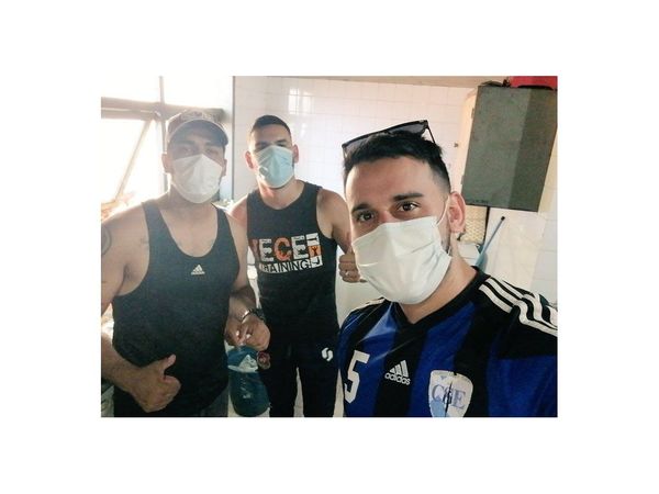 Jóvenes imitan buena acción de repartir comida