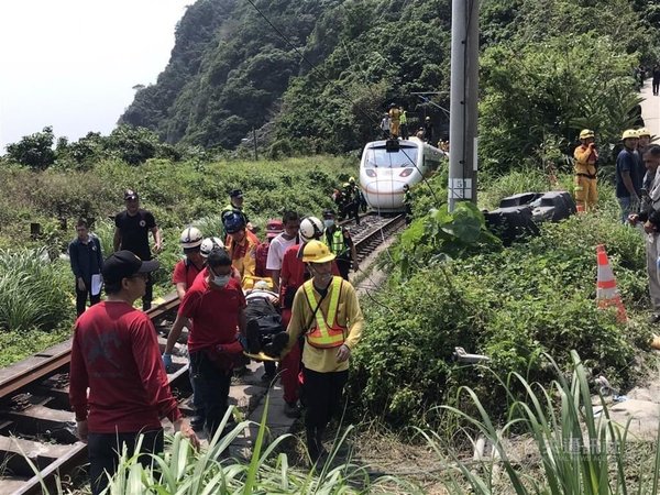 Tragedia en Taiwán: Alrededor de 50 muertos tras descarrilar un tren - Megacadena — Últimas Noticias de Paraguay