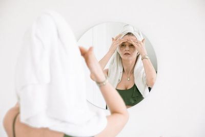 ¿Cómo puedo eliminar las manchas y emparejar mi color de piel?