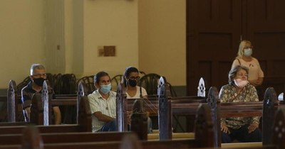 La Nación / Fieles acuden a confesarse y recorren las 7 iglesias