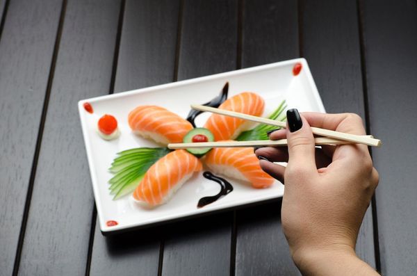 La guía definitiva: cómo usar los palillos del sushi