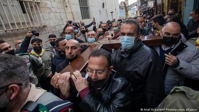 Un vía crucis concurrido conmueve a una Jerusalén apagada por la pandemia